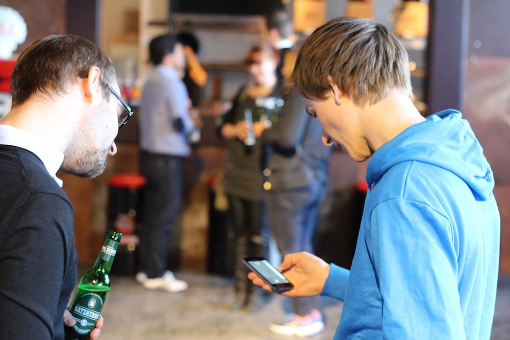 Patrick Arle von WunderCar zeigt den Gästen die App. Unsere Gäste konnten sich mit einem Gutscheincode nach Hause chauffieren lassen!