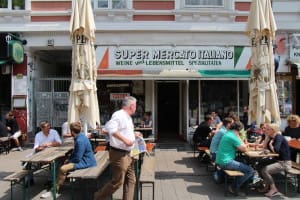 Zum Lunch bei Ana auf dem Schulterblatt: Hier gibt's neben Antipasti auch leckere Nudelgerichte und den besten Cappucino auf der Schanze.