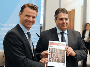 Bundesminister Sigmar Gabriel (rechts) mit dem Vorsitzenden des Beirats "Junge Digitale Wirtschaft", Prof. Dr. Tobias Kollmann © BMWi/Susanne Eriksson