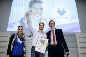Dr. Johannes Jacubeit strahlt über den ersten Preis in der Kategorie "Beste App-Idee". Foto: Ulrich Perrey