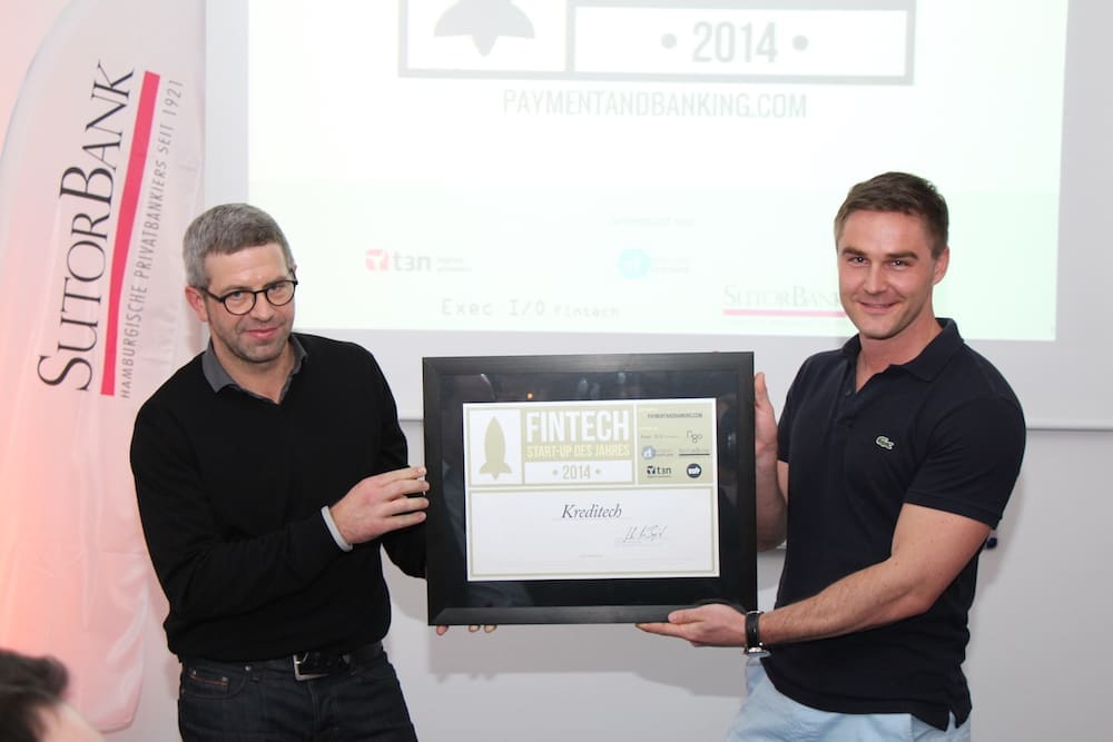 FinTech des Jahres - Sebastian Diemer nimmt den Preis von André M. Bajorat entgegen