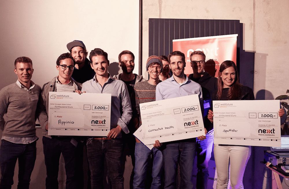 Drei glückliche Gewinner-Teams: 1. Platz appinio, 2. Platz connected-health, 3. Platz spottster