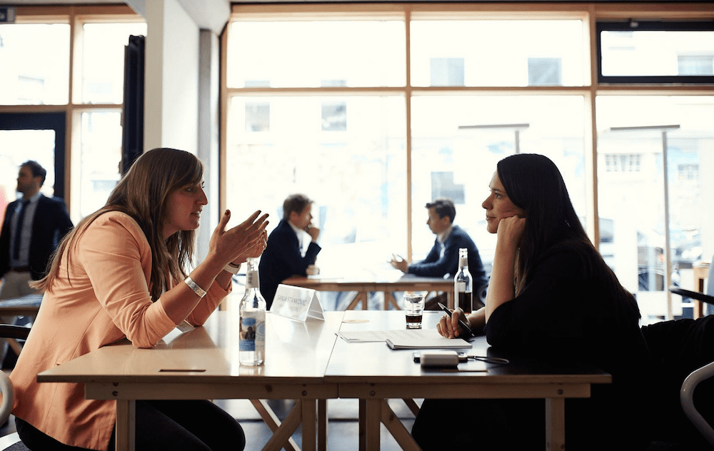 Jury-Speeddating: Marina von comate.me gibt alles, Jurorin Sanja von ihrer Startup Idee zu überzeugen. (Bild: nextmedia.Hamburg)