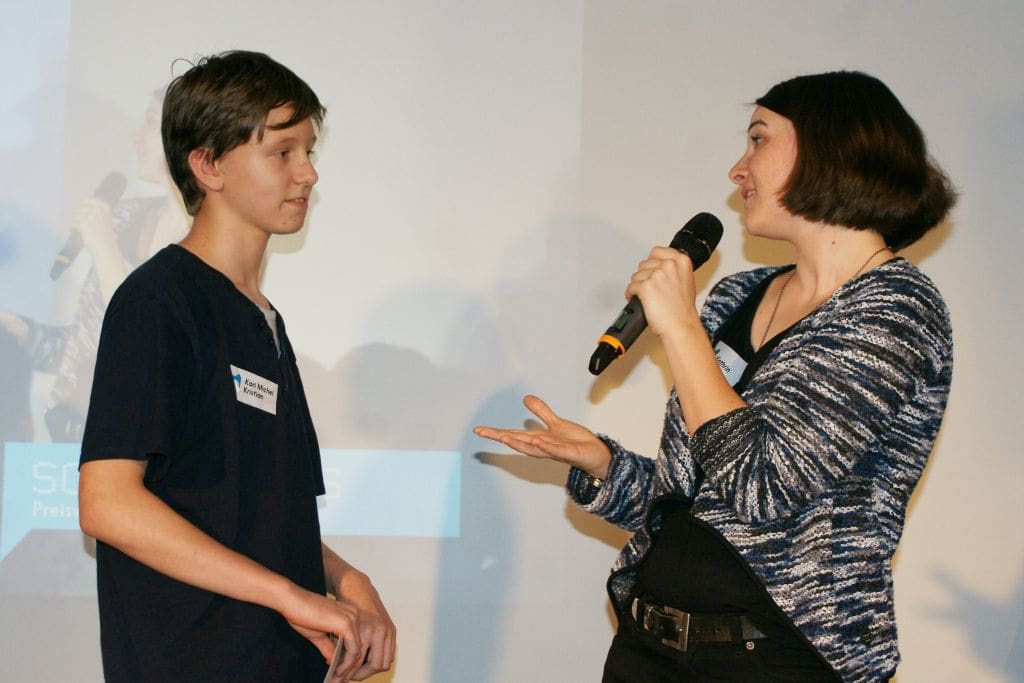 Karl hat mit seinem Spiel "Mirrorsveg VR" den Gaming-Preis gewonnen und beantwortet die Fragen von Jurorin Kathrin Joswig.