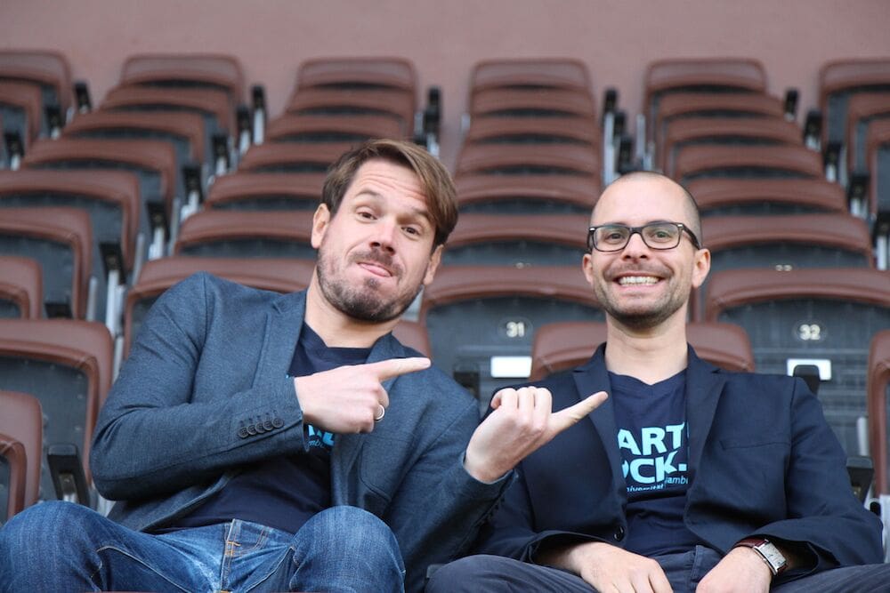 Christoph Ihl und Sebastian Tempel vom Startup Dock der TU Harburg haben Spaß auf der Tribüne des Millerntor-Stadions