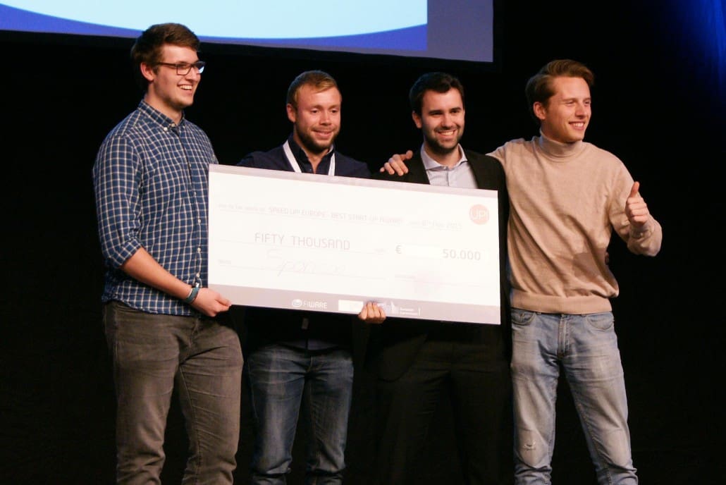 Konstantin Möllers, Franz Schäfer, Andreas Kitzing und Bela J. Anda freuen sich für Sponsoo.
