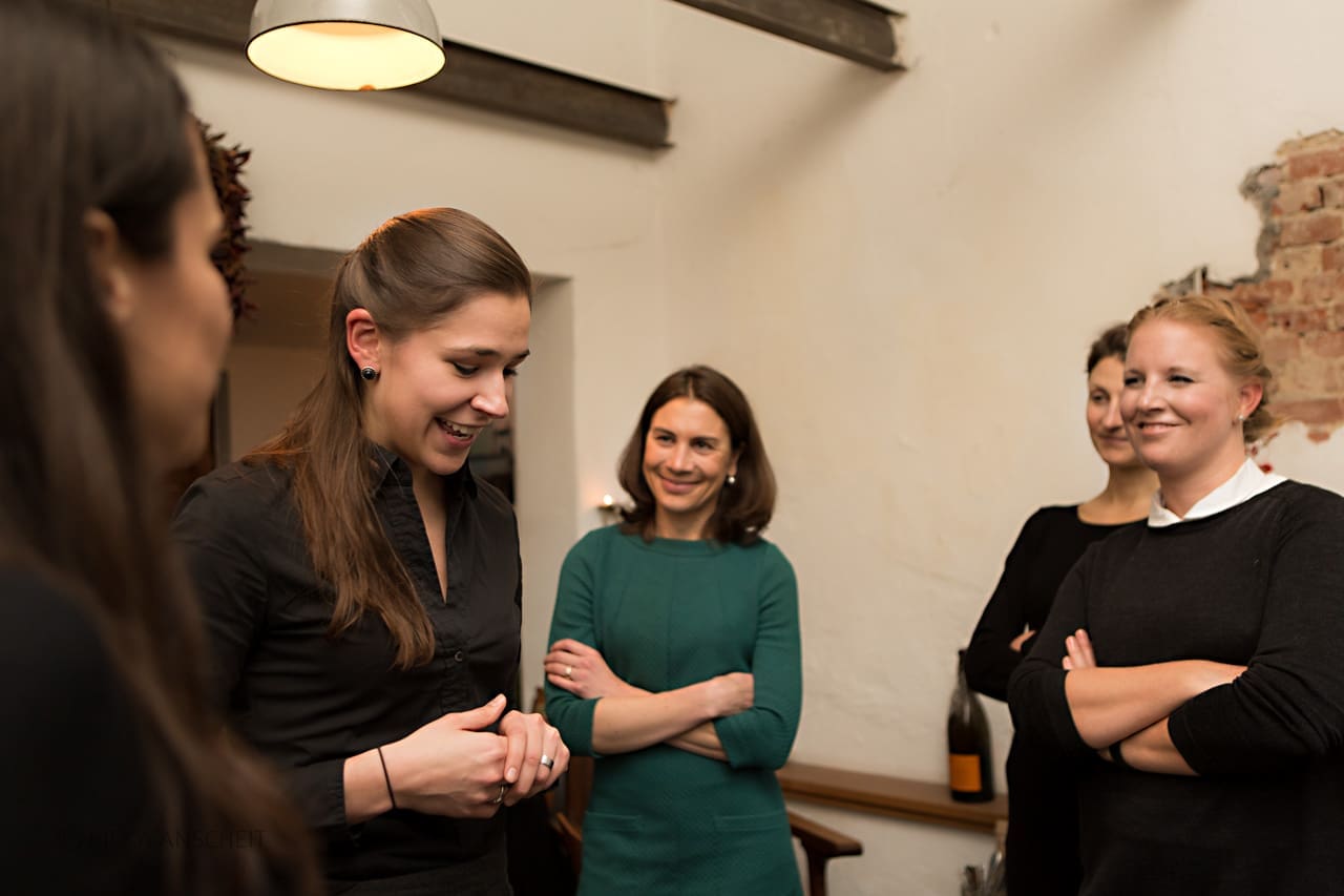 Freya Oehle (2.v.l.) erzählt von ihren Startup-Erlebnissen. Hören amüsiert zu: Sanja Stankovic, Stefanie Hagenmüller, Inna Pachotny und Sandra Schädel.