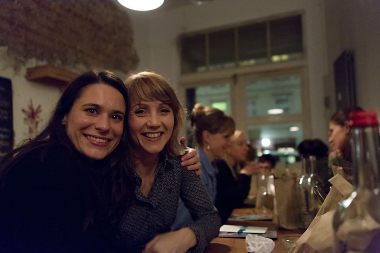 Sanja Stankovic und Sina Gritzuhn von Hamburg Startups freuen sich über den gelungenen Abend.