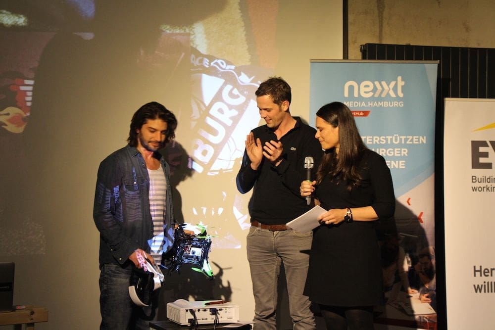 Nicolas Chibac zeigt Jörg Land von Sonormed und Sanja Stankovic von Hamburg Startups die VR-Drohne von Spherie.