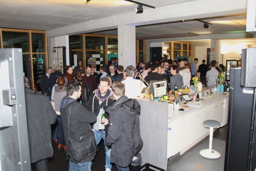 Beim Mixer gab wie immer gute Gespräche und Getränke.