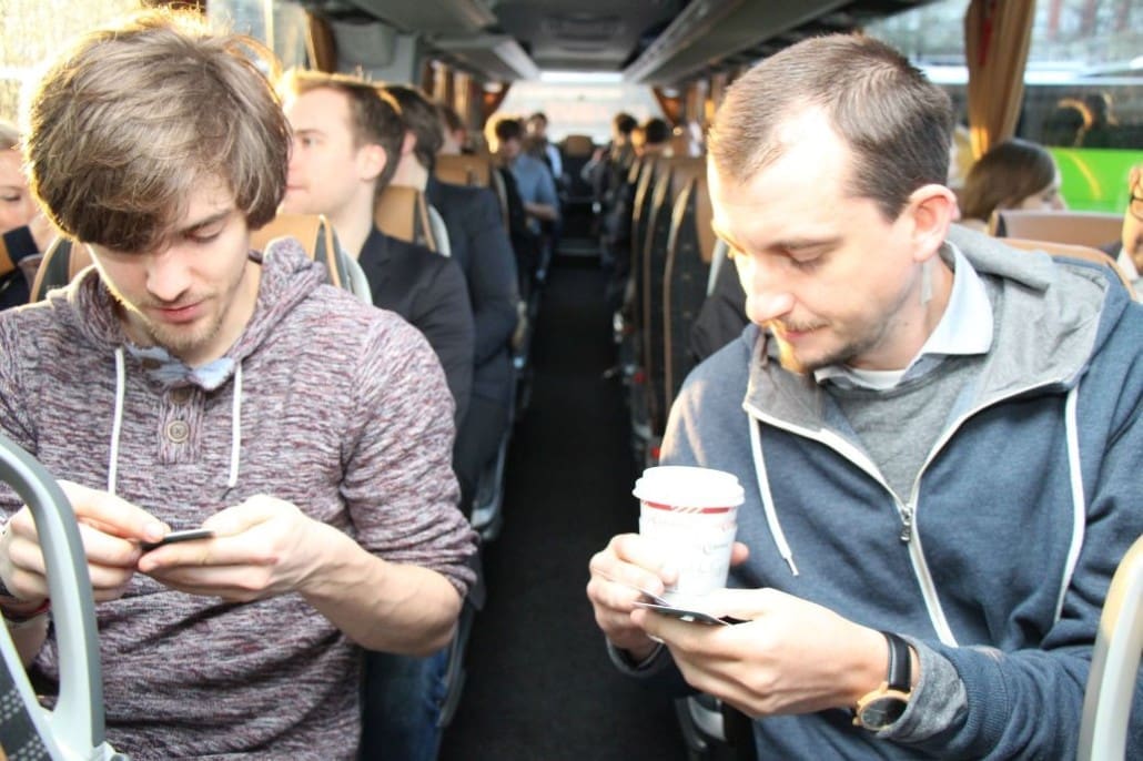 Sven Casimir (Heute in Hamburg) und Paul Bekedorf (audioguideme) begutachten im Bus das Startup-Quartett
