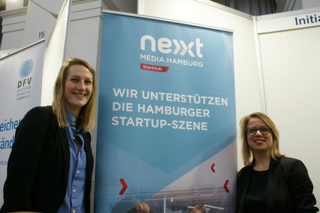 Marie Tröster und Veronika Reichboth vom StartHub/nextMedia.Hamburg; nicht nur auf dem Gründertag mit vielen Tipps und Infos für Startupper dabei.