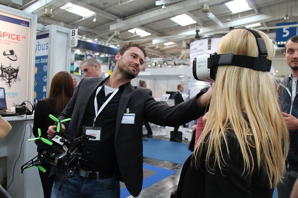 Andreas Raabe (SpiceVR): In der einen Hand die Spherie-Drohne, mit der anderen passt er die VR-Brille an.