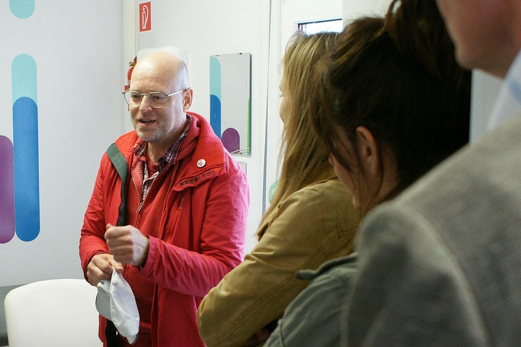 Harald Neidhardt erklärt das Refugee First Response Center