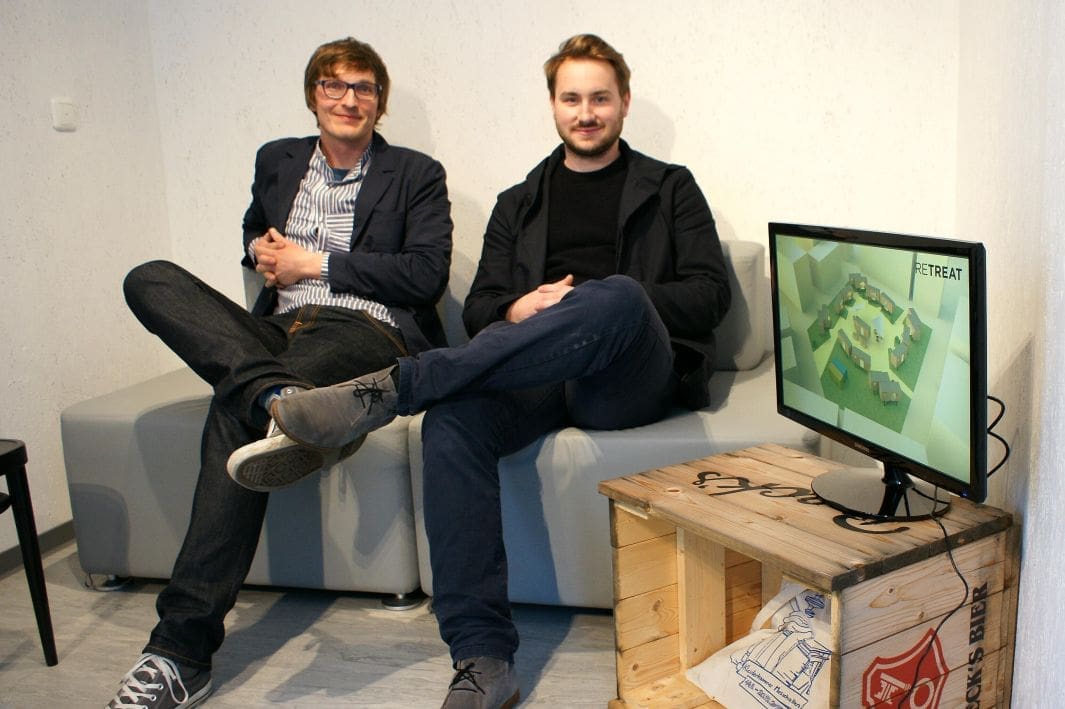 Jean-Pierre Jacobi und Tjark Pfeiffer von Retreat (auf dem Monitor: Entwurf für ein Siedlungskonzept)