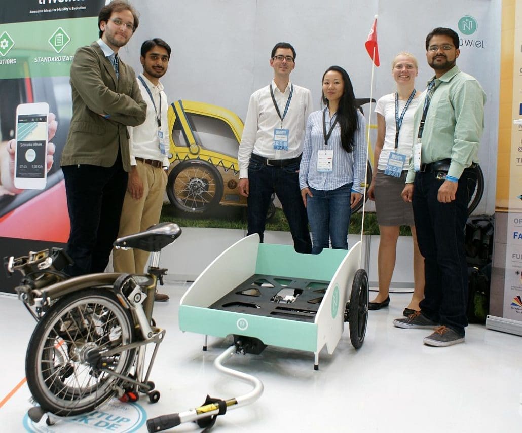 Das Team von Nüwiel mit einem Prototypen seines Fahrradanhängers