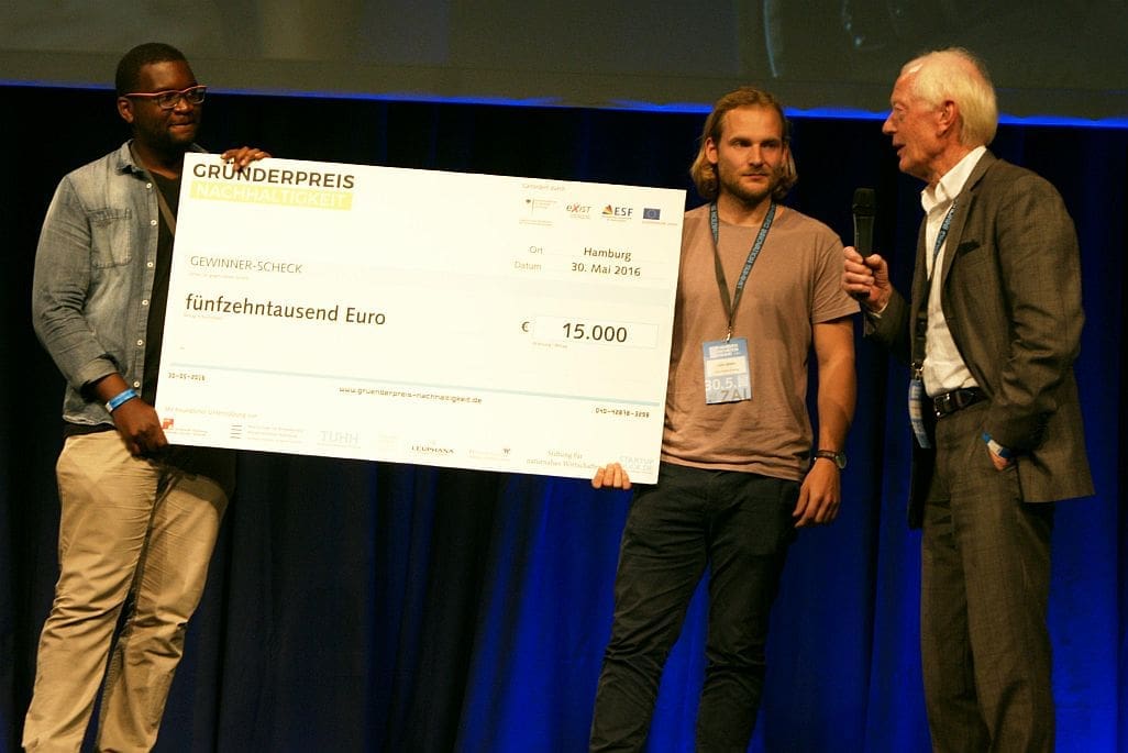 Mulundu Sichone und Felix Müller von Pipe Hydro Energy und Hans Hermann Münchmeyer von der Stiftung naturnahes Wirtschaften