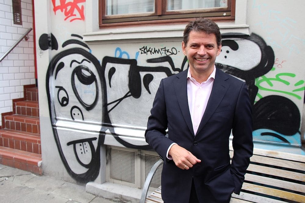 Schicker Anzug und Ottensener Straßenkunst: das passt! Andreas Schneider, Geschäftsführer von DS Produkte.