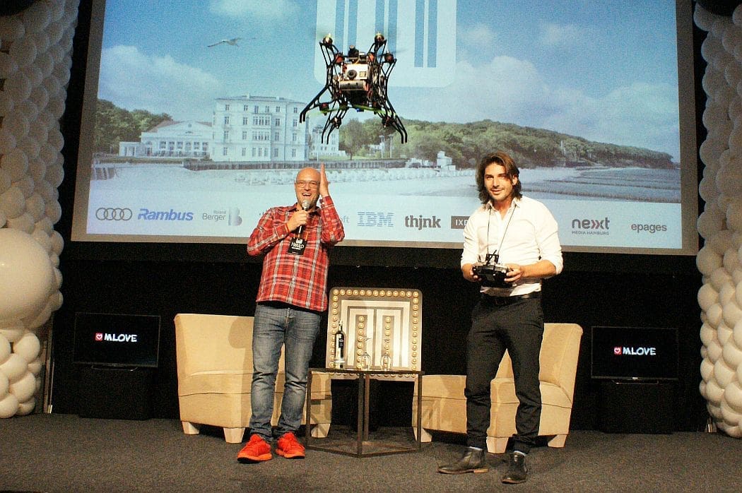 Nicolas Chibac, CEO von SpiceVR, lässt Spherie fliegen, Harald Neidhardt freut sich.