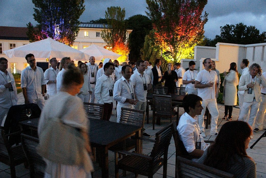 Ganz in Weiß: Zuschauer des Phantom-Konzerts im Rahmen des White Dinner.