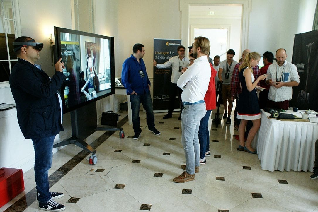 Im Ausstellungsbereich gab es unter anderem eine Vorführung der HoloLens und Stände von Startups wie Mellow Boards und Egret.