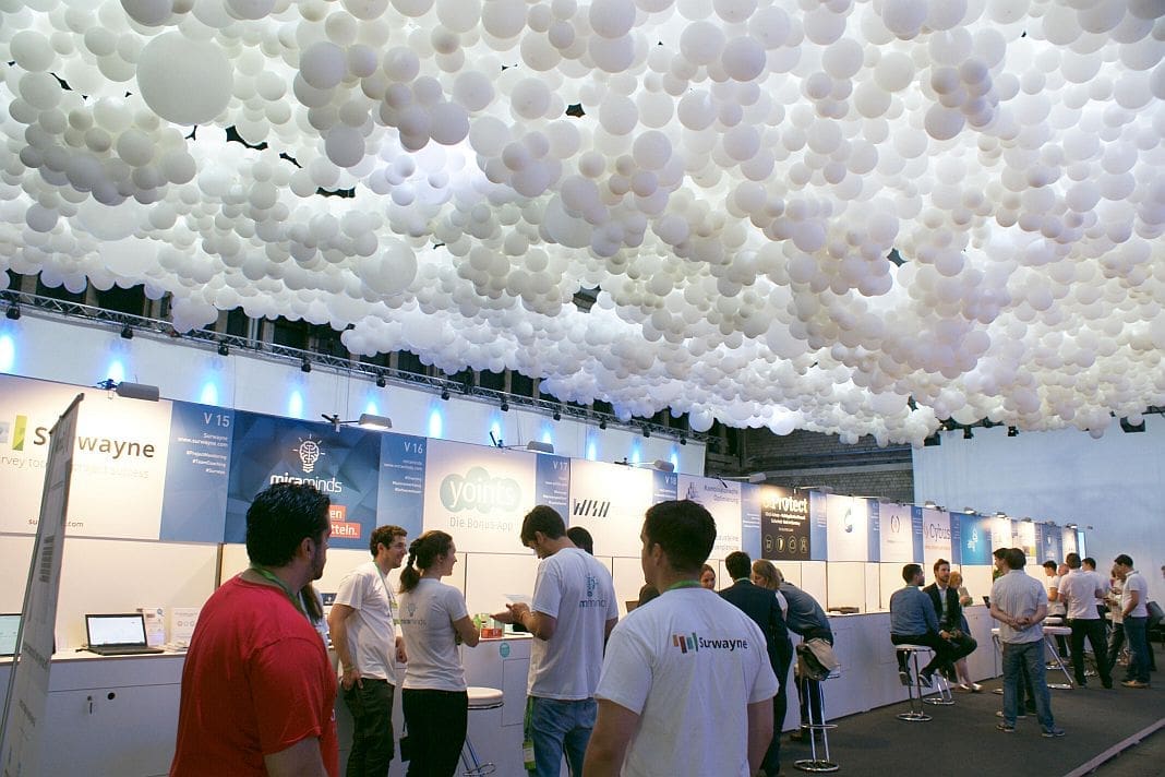 Die Decke in der Vorhalle auf Kampnagel war mit mehreren Tausend Luftballons geschmückt.