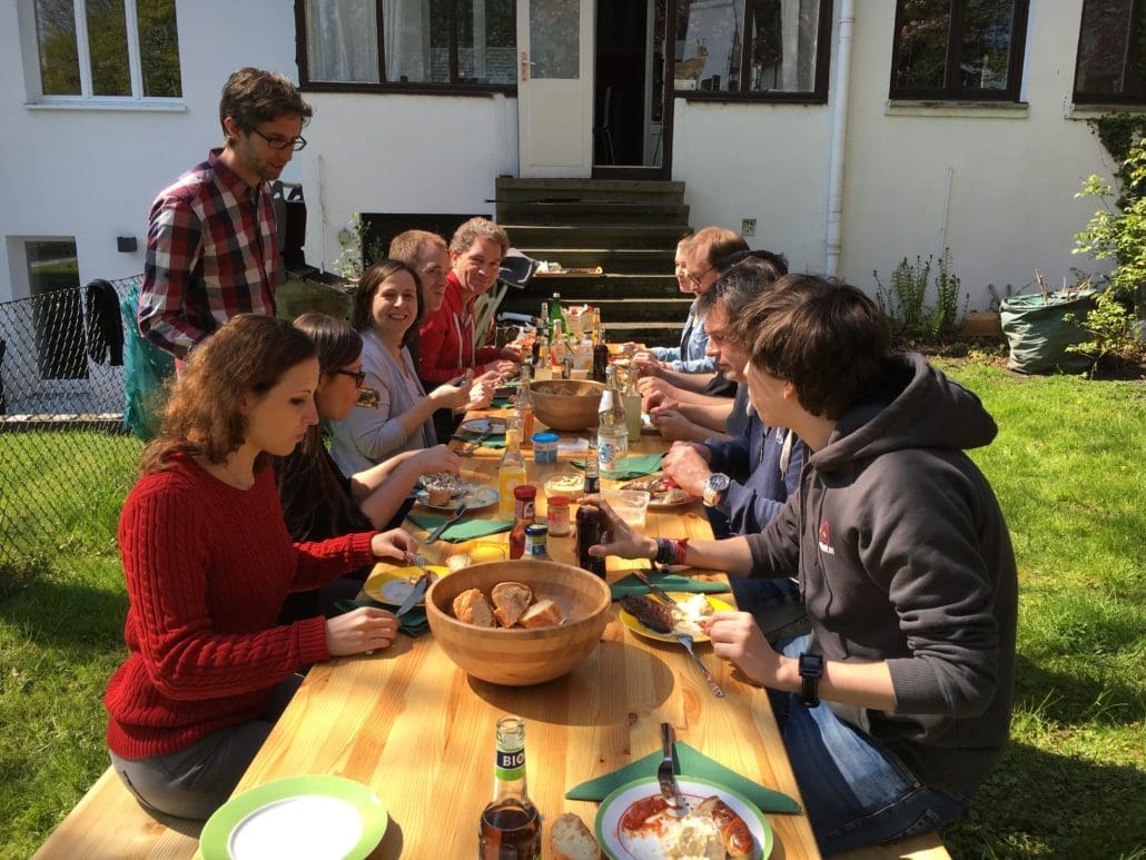 Das Shipcloud-Team beim wöchentlichen Grillen oder Frühstücken!