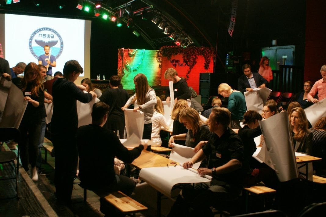 Auch ein Workshopthema: Papier rollen als Gemeinschaftserlebnis
