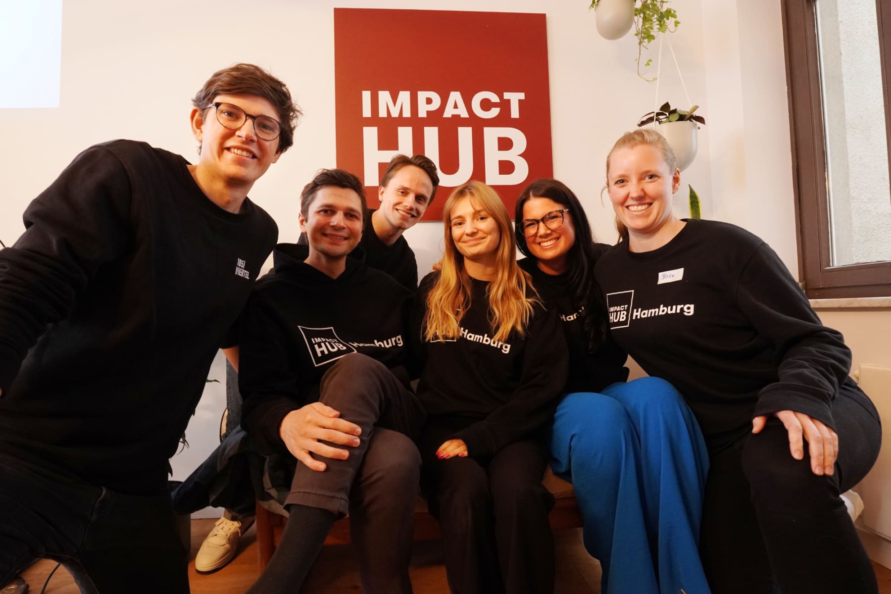 Sascha Erben (Geschäftsführer 105 VIERTEL) und das Team vom Impact Hub Hamburg - Timon Matzura (Program Manager), Victor Büchner (Programs & Community), Madhu Barneföhr (Communication & Events), Lena Bücker (Co-Managing Director) und Birte Prinzhorn (Co-Managing Director)