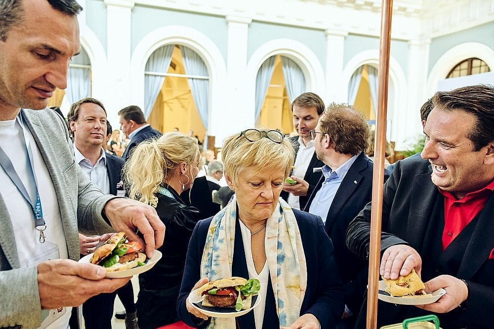 Die Prominenz lässt es sich schmecken beim Food innovation Camp. 2019 waren zu Beispiel Wladimir Klitschko, Renate Künast und Ralf Dümmel dabei.