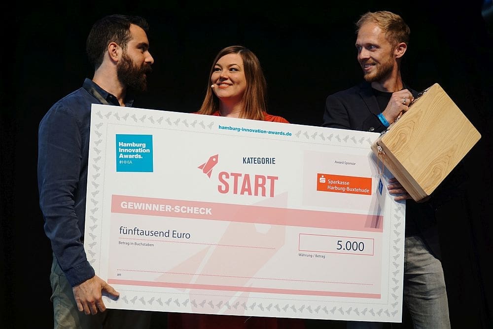  Yagiz Yürüker und Dr. Felix Brüggemann von jetlite mit Hamburgs Zweiter Bürgermeisterin Katharina Fegebank. jetlite gewann 2019 in der Kategorie START bei den Hamburg Innovation Awards.