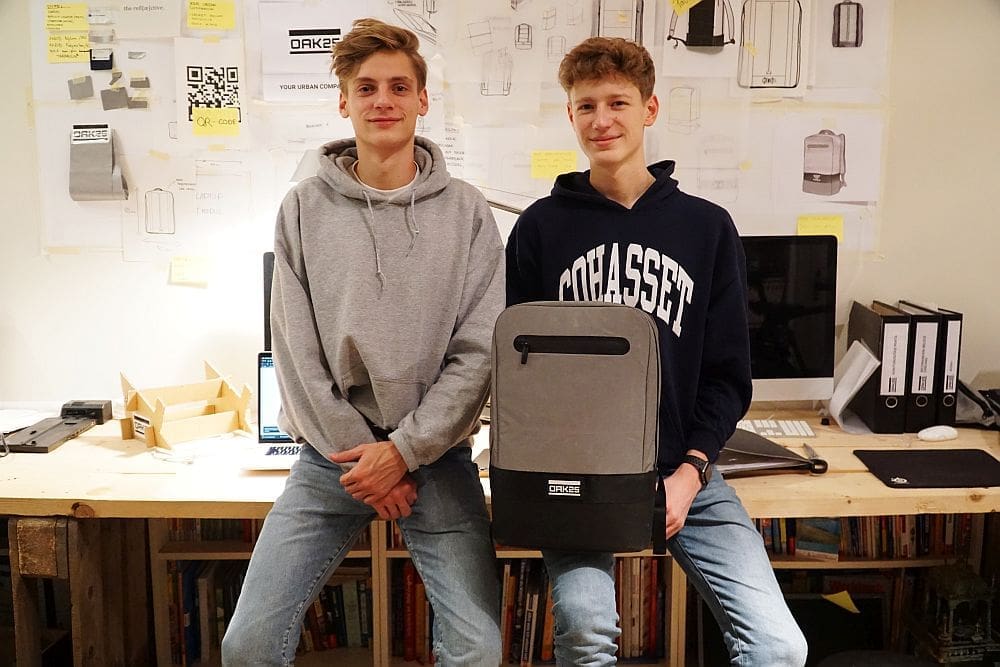 Jacob Leffers und Emil Woermann 2019 mit dem ersten Modell von OAK25.
