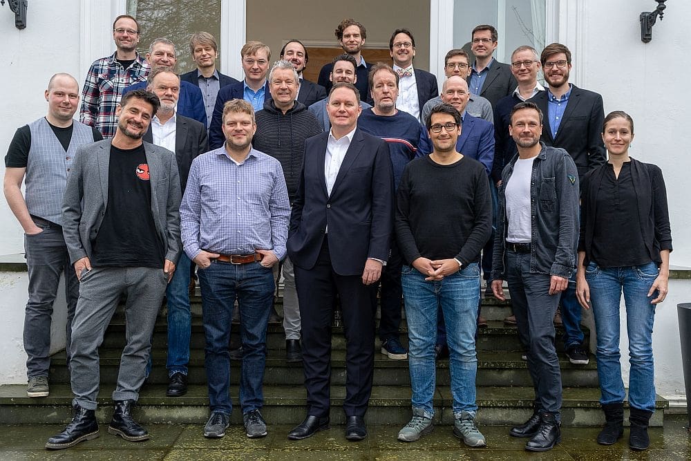 Senator Dr. Carsten Brosda (mitte) mit den Teilnehmern eines Roundtables zum Gaming-Standort Hamburg (Foto: Julia Rogalitzki für die Hamburg Kreativ Gesellschaft)