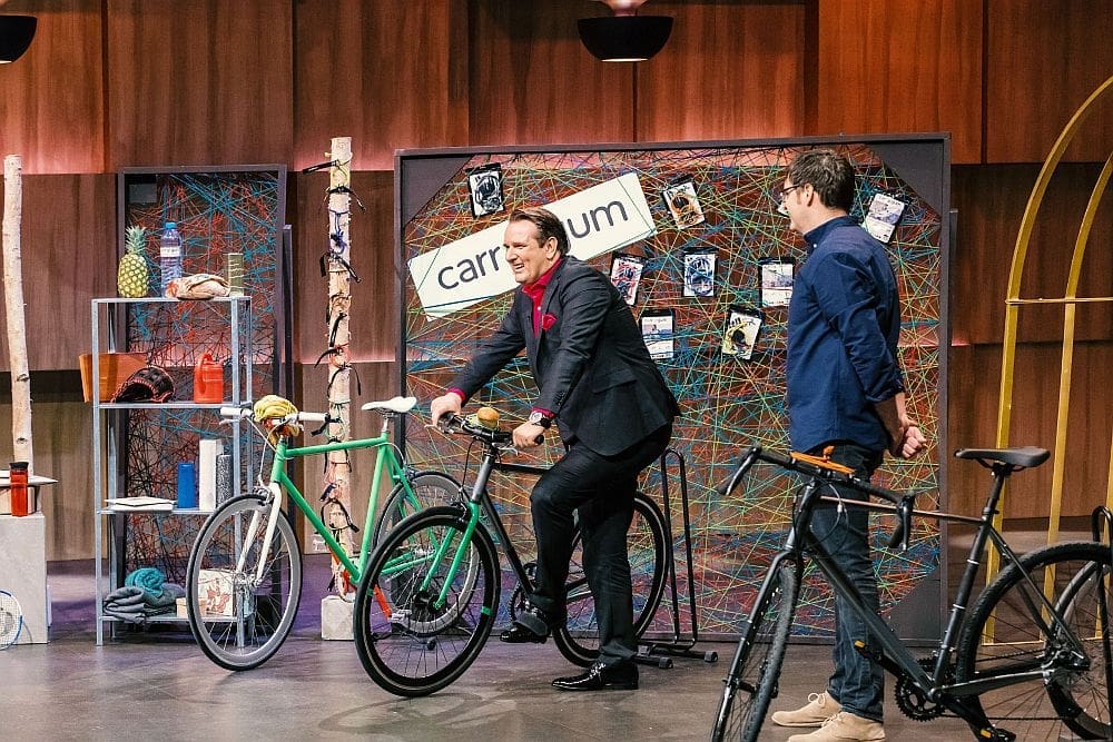 Ralf Dümmel schwingt sich aufs Fahrrad und testet das carryyygum von Carl Heinze. (TVNOW / Bernd-Michael Maurer)
