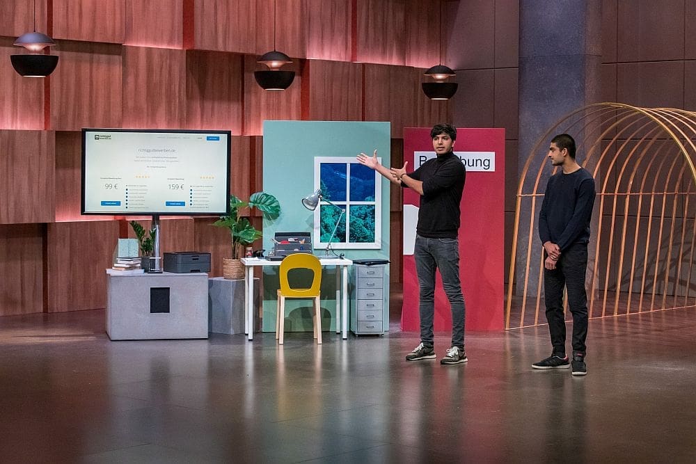 Bilal und Adil Zafar erklären richtiggutbewerben.de. (Foto: TVNOW / Bernd-Michael Maurer)