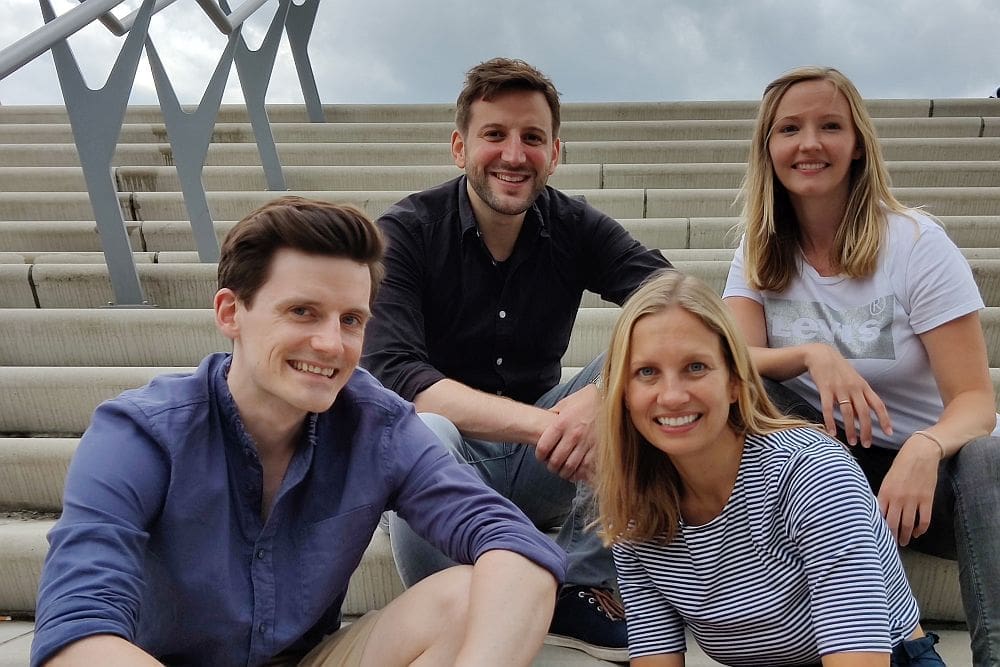 ryddle hat vier Co-Founder: Jan-Frederik Gräve, Martha de Vries (vorn), Timo Mandler und Verena Mathews (hinten). (Foto: ryddle)