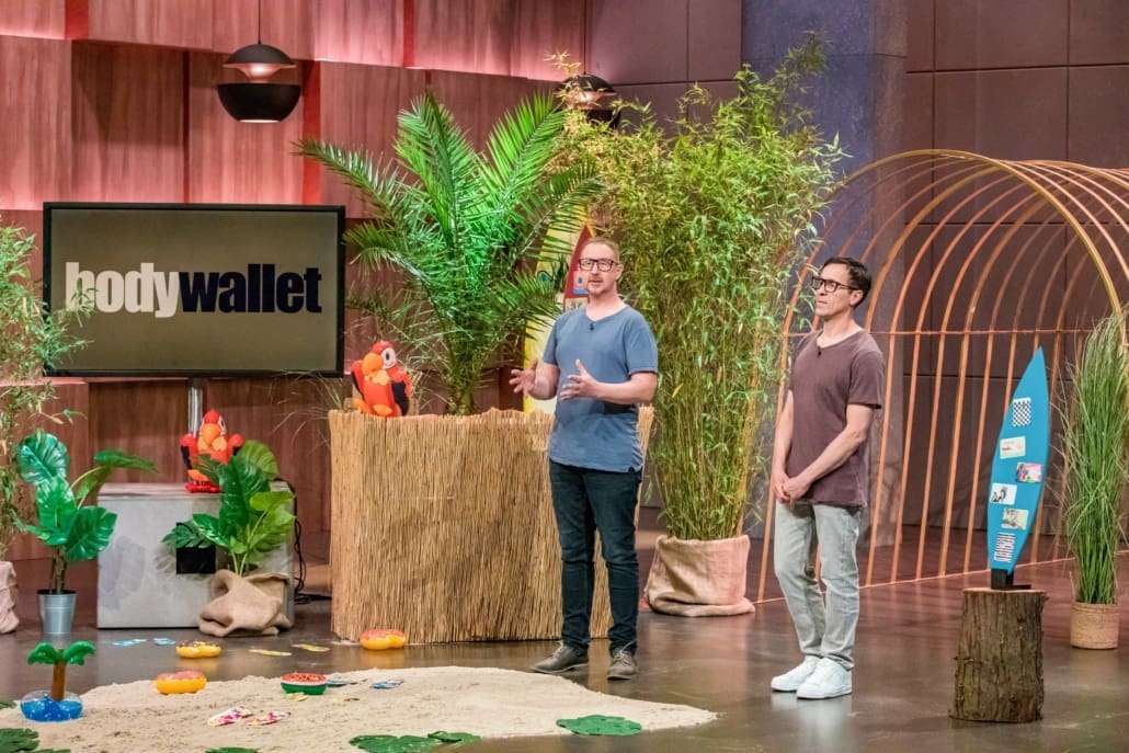 Axel Kosuch und Christian Schranz bleiben mit Bodywallet bei den Löwen nicht richtig kleben. (Foto: TVNOW / Bernd-Michael Maurer)