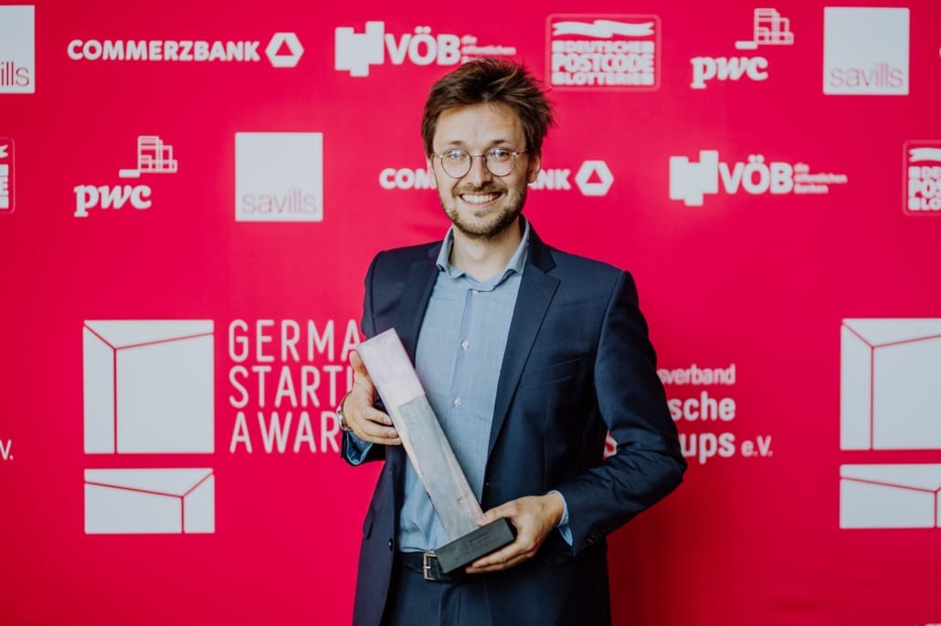 Julian Angern von Sympatient mit seinem Award als "Newcomer des Jahres 2021".