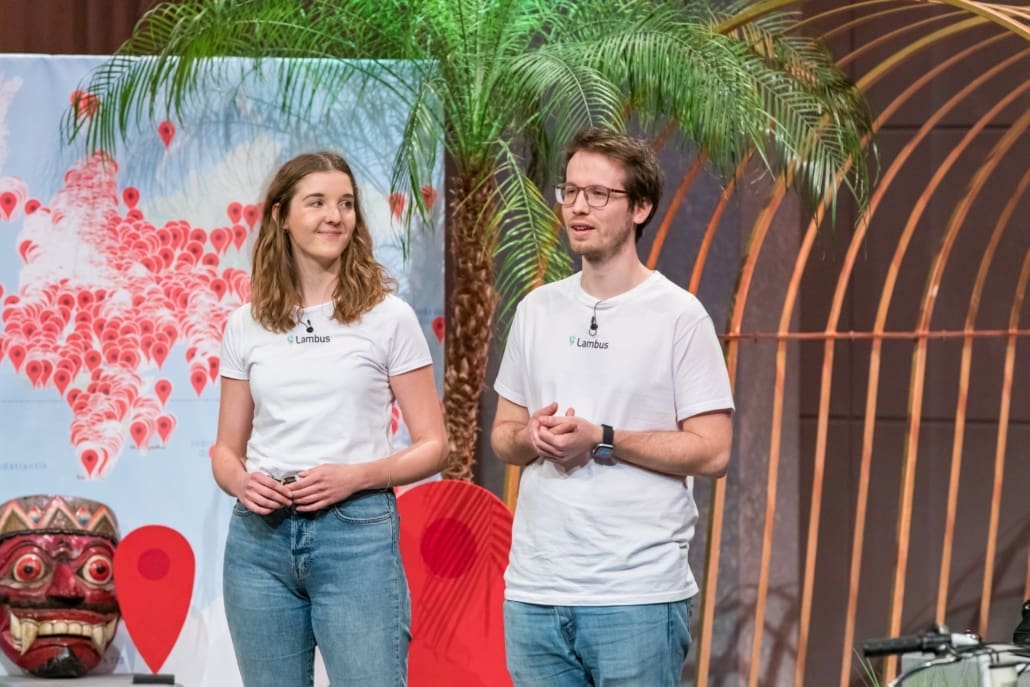 Anja Niehoff und Hans Knöchel stellen ihre Reise-App Lambus vor. Die Karte im Hintergrund zeigt - maximal unglaubwürdig - alle dank der Plattform bereisten Ziele. (Foto: TVNOW / Bernd-Michael Maurer)