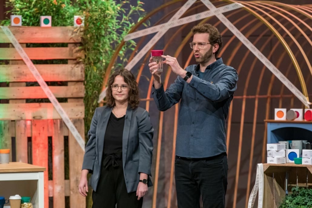 Carina Frings und Dennis Krey zeigen: Udo passt auf fast jedes Glas.