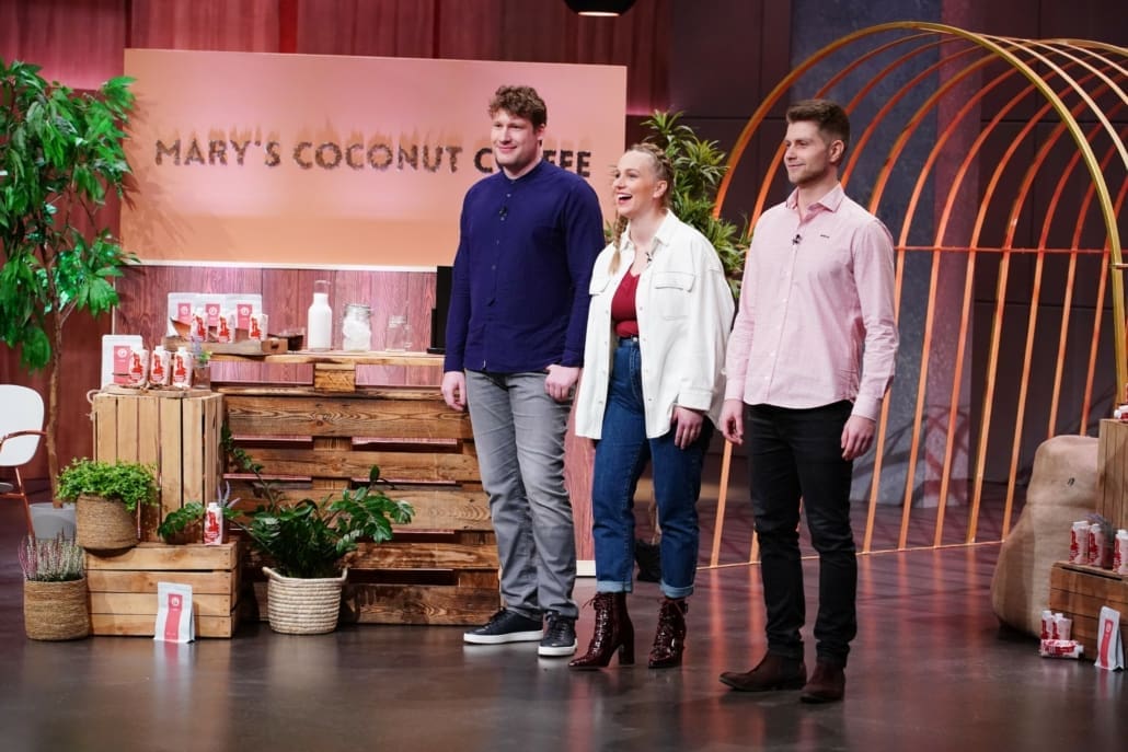 Claus Weiß, Maren "Mary" Weiß und Stefan Hrubesch kredenzen den Löwen Eiskaffee mit Kokosnuss. (Foto: TVNOW / Stefan Gregorowius)