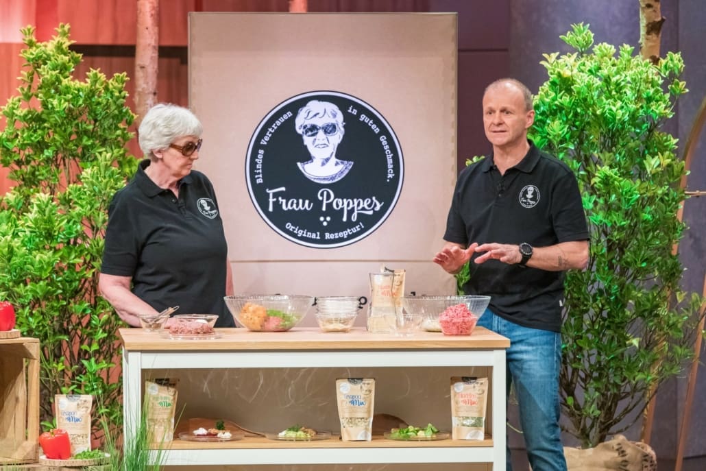 Angelika Poppe und Thomas Leidendecker bereiten mit der Würzmischung Frau Poppes Frikadellen zu.
