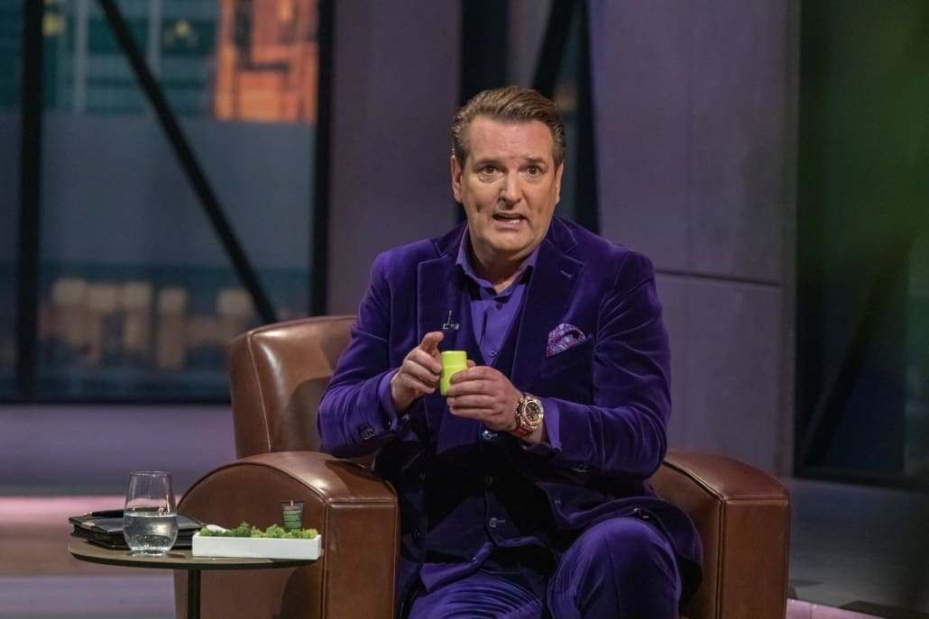 Ralf Dümmel mit dem Deostick von HOLY PIT.