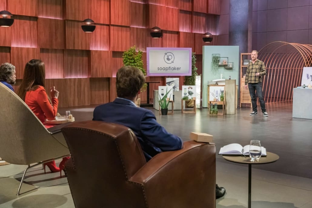 Die Löwen lassen sich den soapflaker von Stefan Hinüber erklären.