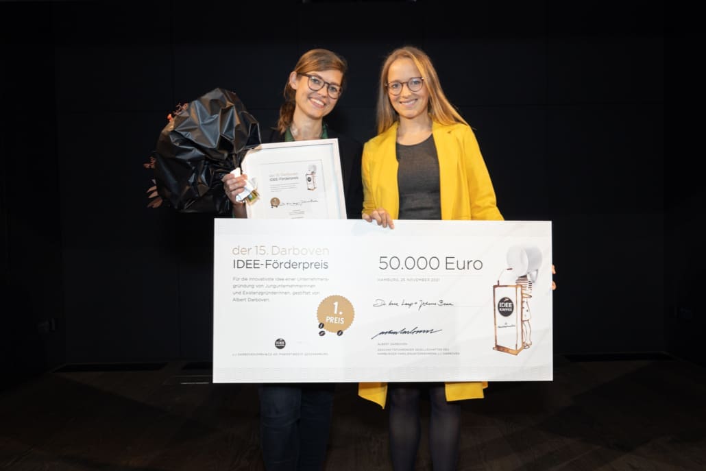 Johanna Baare und Dr. Anne Lamp von traceless materials mit dem symbolischen Scheck beim 15. Darboven IDEE-Förderpreis.