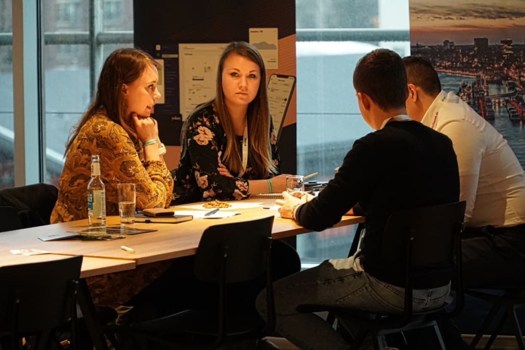 Ricarda Rattay und Melanie Köslin von der Startup-Unit von Hamburg Invest geben eine Startup-Sprechstunde im Rahmen der Fintech Week 2021.