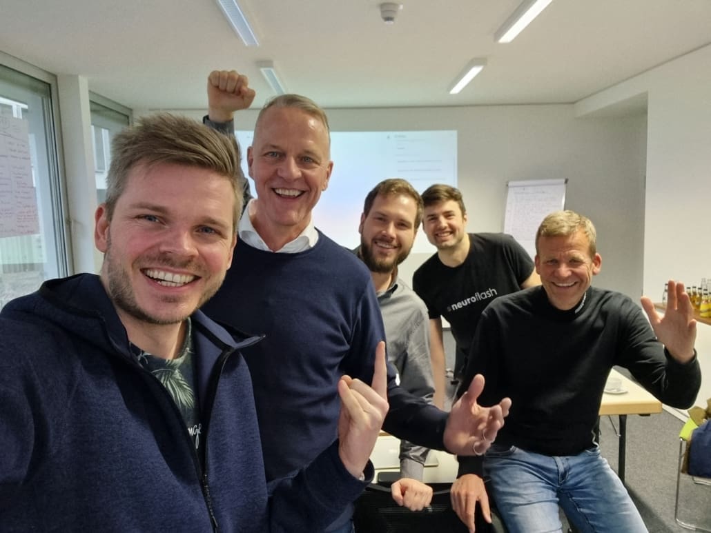 Sie freuen sich über ihren Erfolg mit neuroflash: Jonathan Mall, Jens Windel, Gordian Ratajczak, Henrik Roth und Henrik Büning