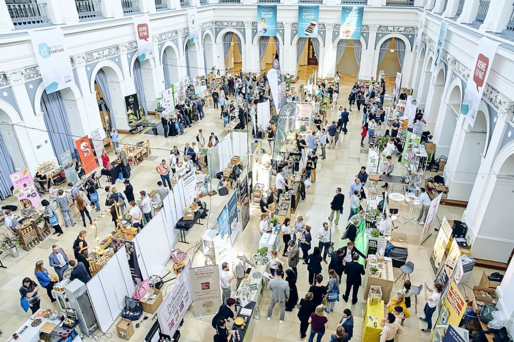 Die Expo des Food Innovation Camps in der Handelskammer Hamburg. Hierfür gibt es einen Standplatz zu gewinnen.