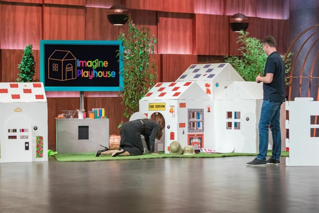 Judith Williams erkundet das Spielhaus von ImagiNew Playhome, Gründer Roman Römmich schaut zu.
