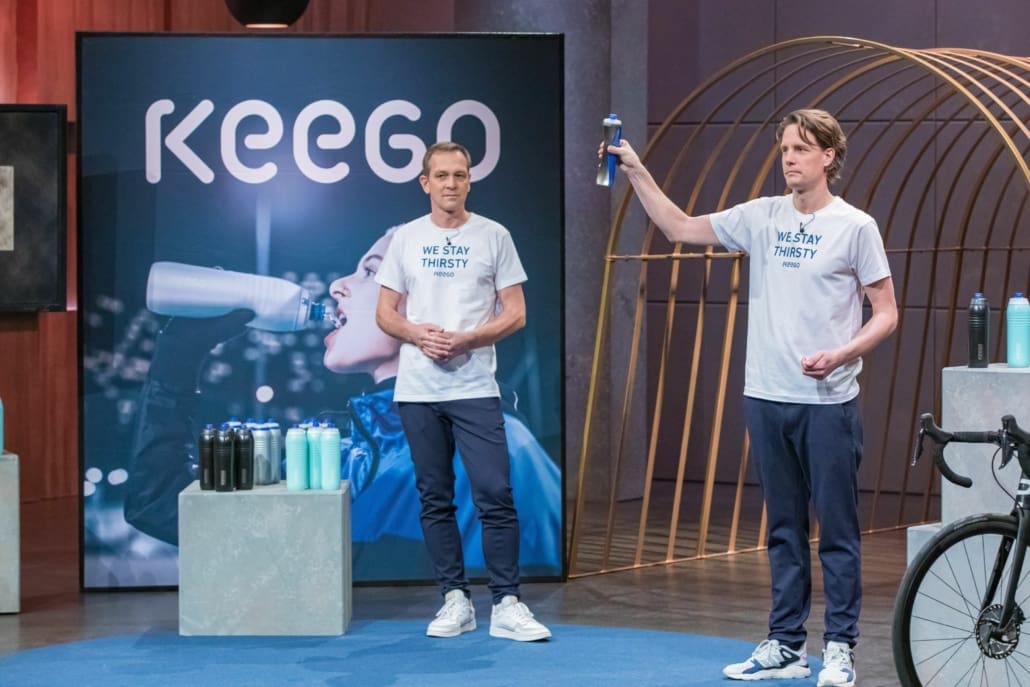 Bernd Deussen und Lukas Angst preisen den Löwen ihre Trinkflasche KEEGO an.